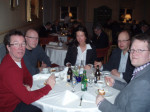 Hans Westlund, Magnus Olsson och Sara Wahlman, kvik, njuter av semla och kaffe tillsammans med Ulf Redlund, Koneo, och Torgny Lindkvist, Trycktrean (Foto Torbj&ouml;rn Edlund)