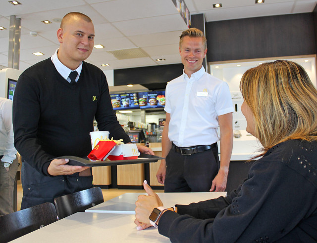 Restaurangchef Ludvig Persson tillsammans med delmarknadschefen Johan Nordin erbjuder bordsservering på bland annat på McDonald’s Hemlingby i Gävle.