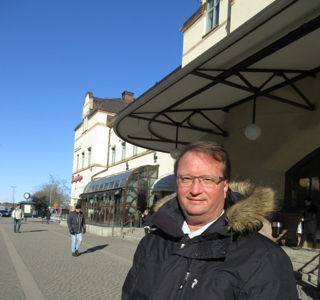 Lars Beckman vid Centralstationen, en viktig länk till arbetet i Riksdagen