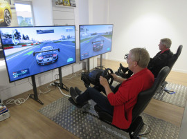 Kalle Andersson, Sandvikens MK, närmast testar en Race simulator