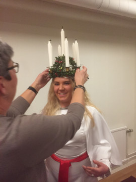 Hilda Edström får ljuskronan på plats av Lions Kerstin Johansson